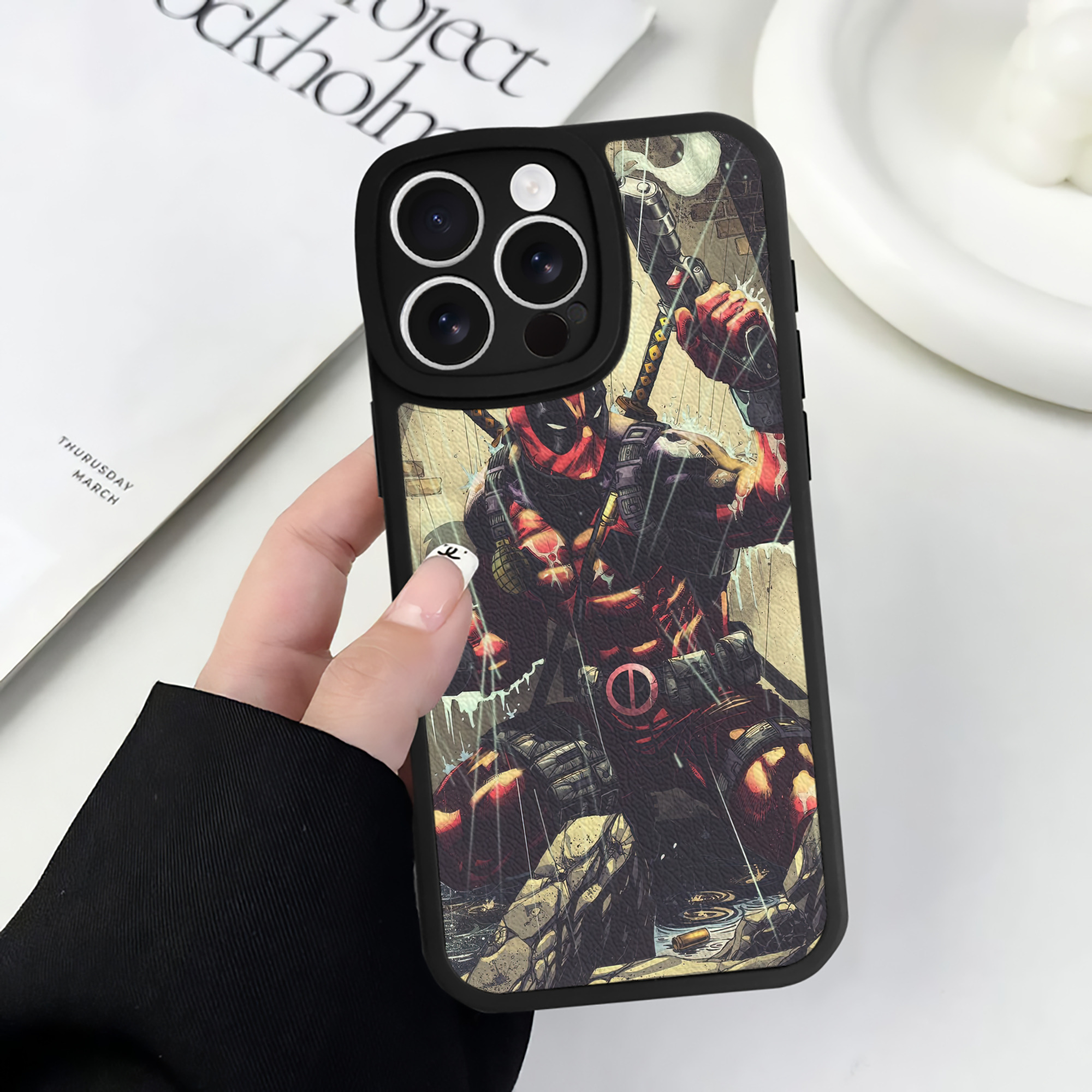 （画像用） Deadpool デッドプール 【iPhone 16シリーズ対応】シリコンスマホケース（レザー調） 材質：シリコン